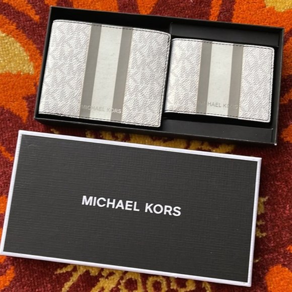 Michael Kors Boxed Signature 3 in 1 Bifold Wallet In White / Pearl Grey - Picture 9 of 12